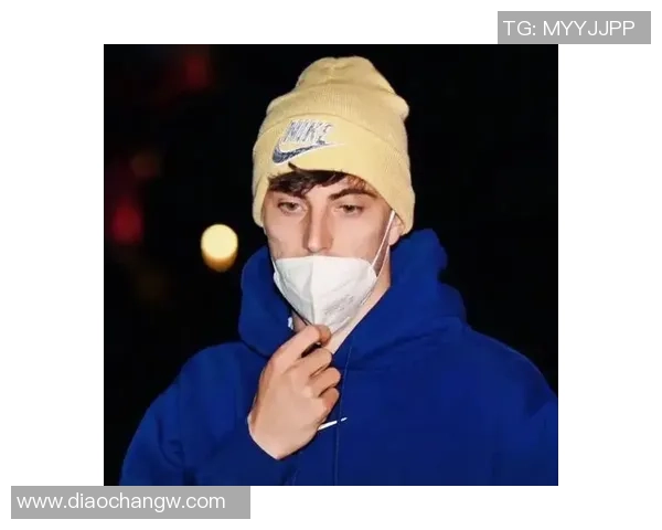 足球明星头像下的帅气男孩展现青春活力与运动魅力